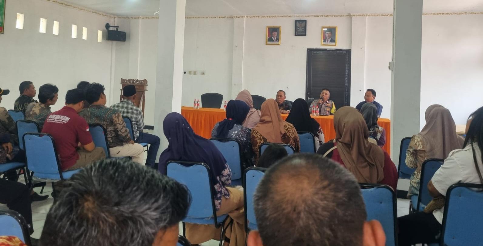 Rapat antara BPD KARANGSARI, PEMERINTAHAN DESA KARANGSARI, ORANG TUA/WALI MURID TERKAIT SOLUSI UNTUK MURID YANG TIDAK DITERIMA PADA SPMB SMPN 5 CIKARANG TIMUR 2026